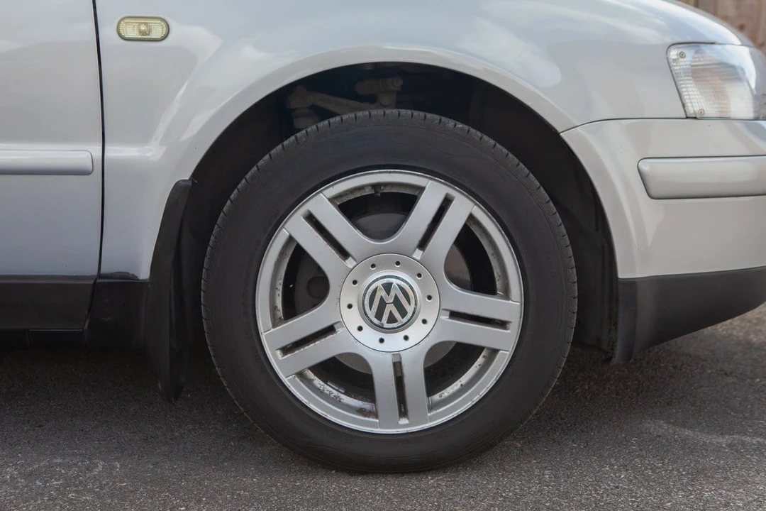 1999 Volkswagen Passat - Image 16 of 30