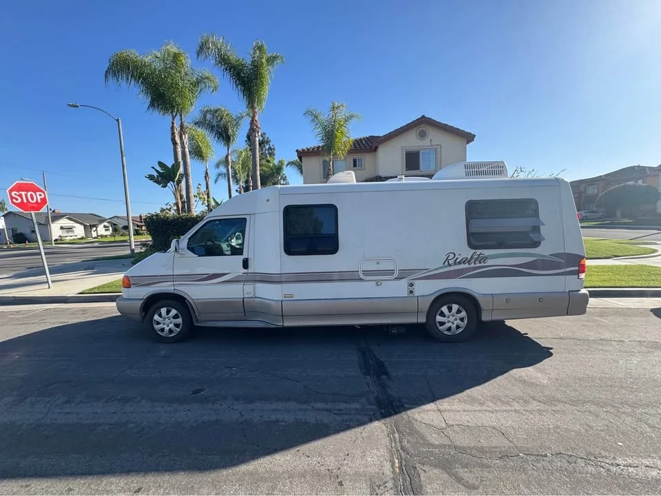 1999 Winnebago - Image 2 of 16