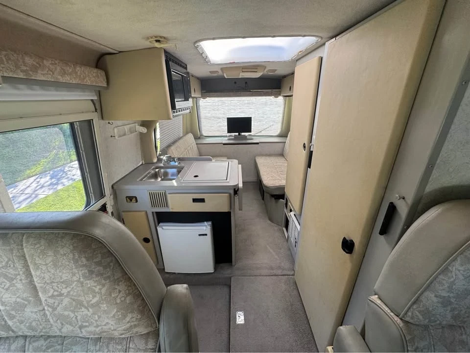 1999 Winnebago - Image 10 of 16
