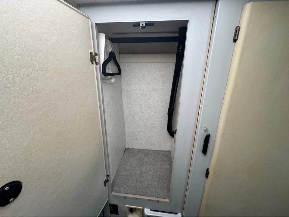 1999 Winnebago - Image 11 of 16