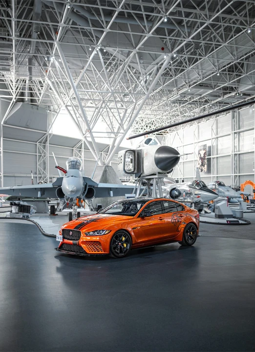 2019 Jaguar XE - Image 4 of 31