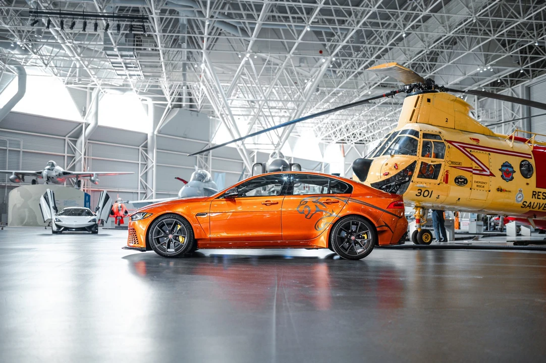 2019 Jaguar XE - Image 7 of 31