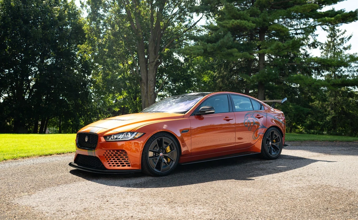 2019 Jaguar XE - Image 14 of 31