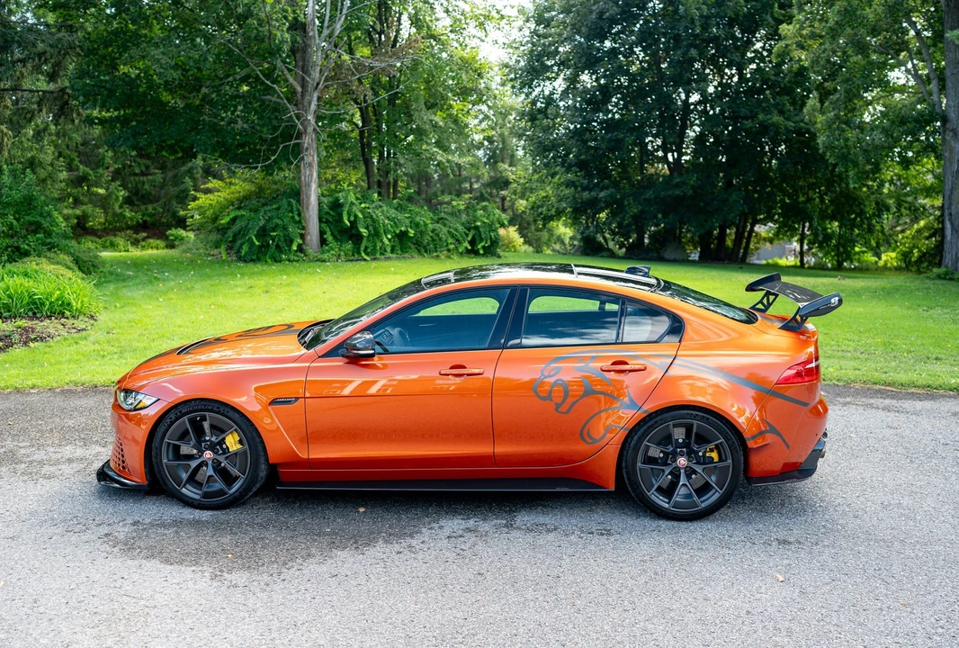 2019 Jaguar XE - Image 16 of 31