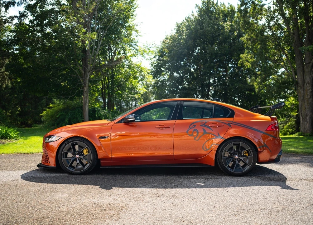 2019 Jaguar XE - Image 17 of 31