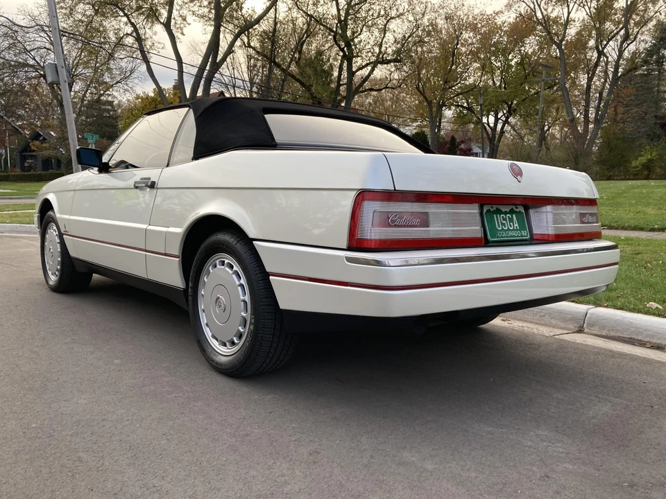 1990 Cadillac Allante - Image 11 of 31