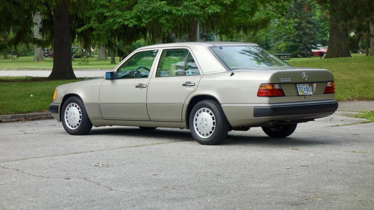 1991 Mercedes-Benz W124 E-Class - Image 11 of 31
