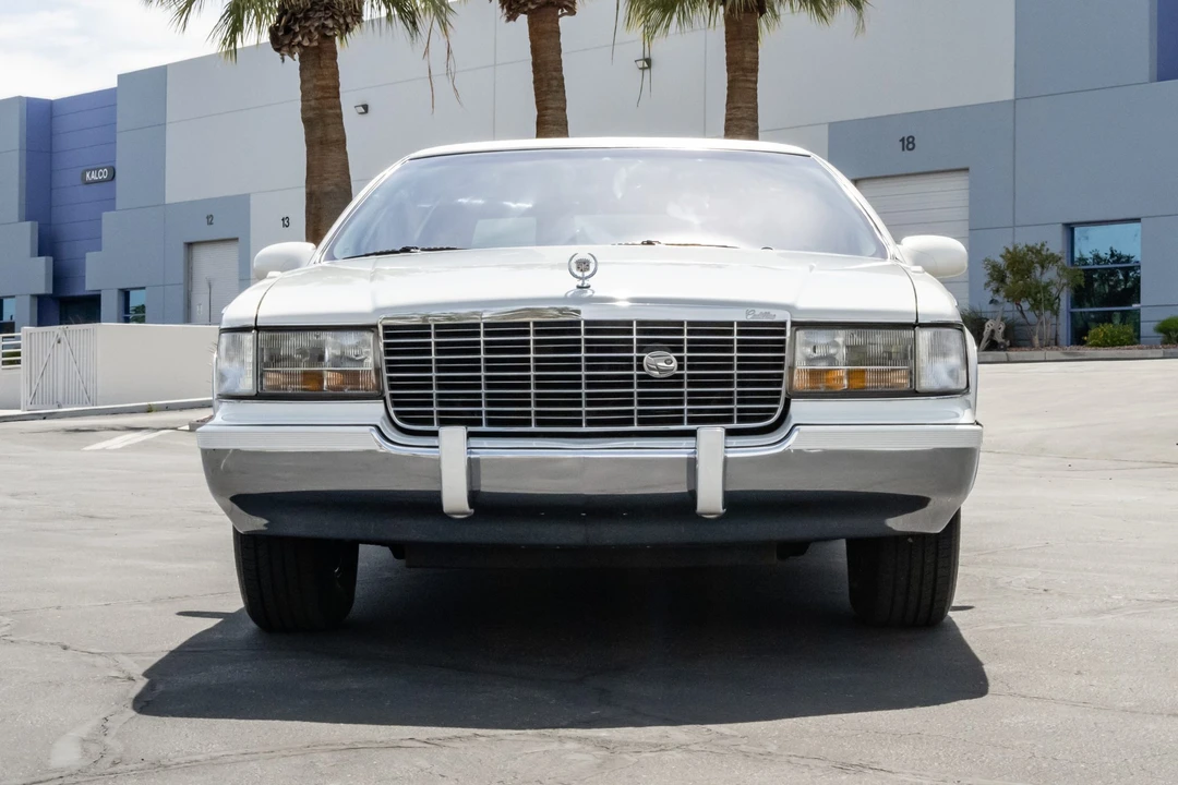 1995 Cadillac Fleetwood - Image 2 of 31