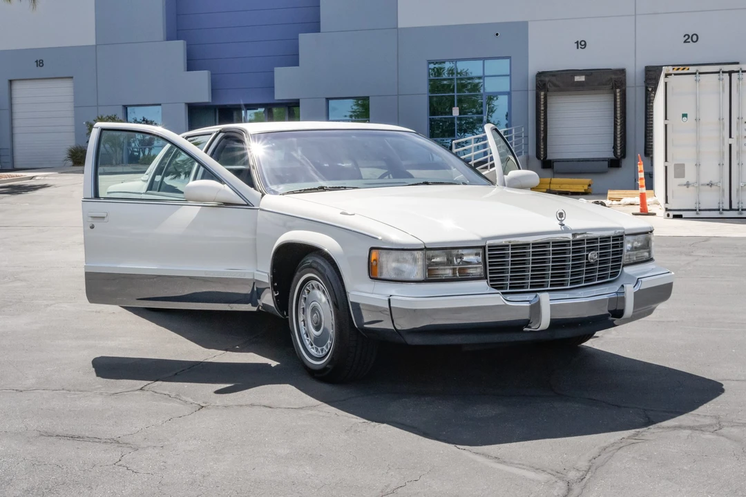 1995 Cadillac Fleetwood - Image 11 of 31
