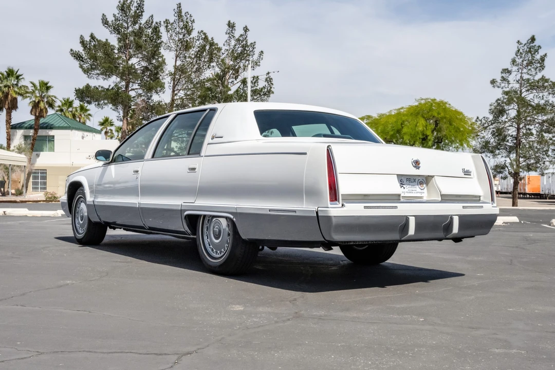 1995 Cadillac Fleetwood - Image 5 of 31