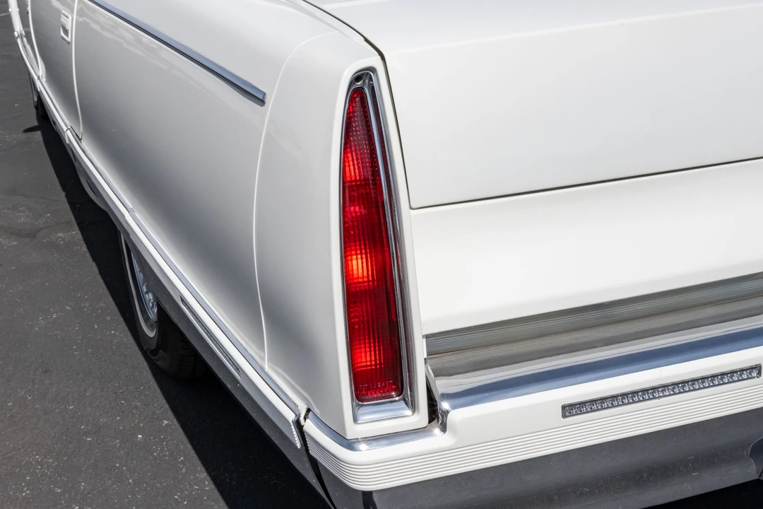 1995 Cadillac Fleetwood - Image 16 of 31