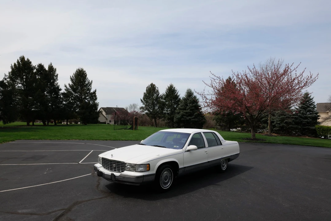 1995 Cadillac Fleetwood - Image 2 of 31