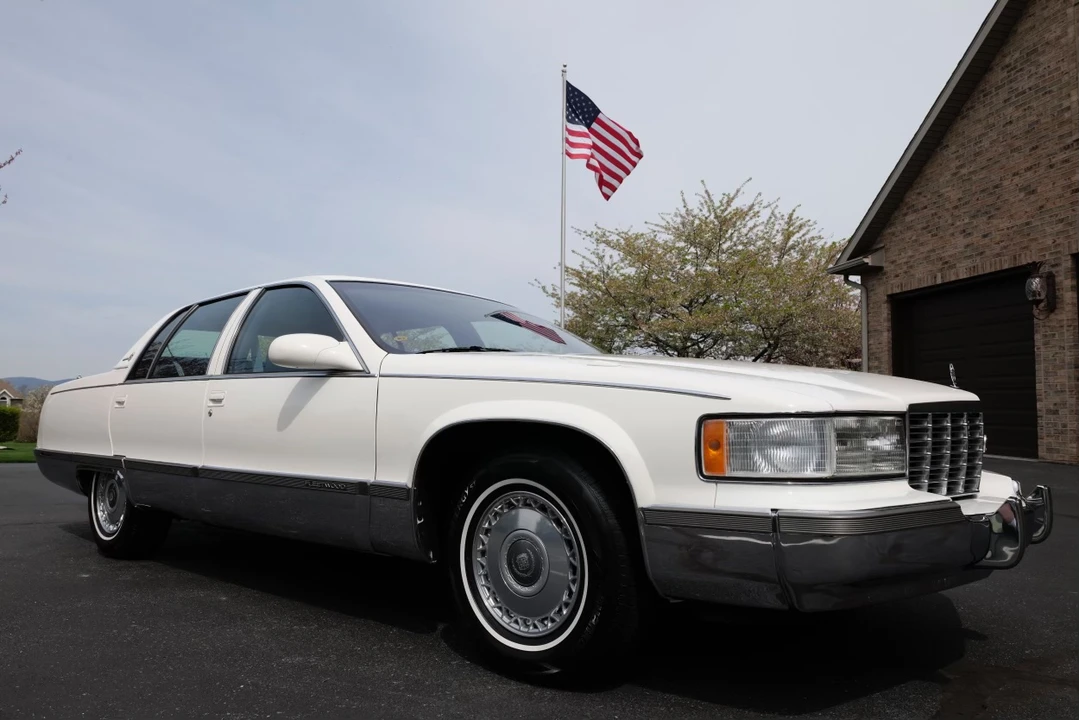 1995 Cadillac Fleetwood - Image 13 of 31