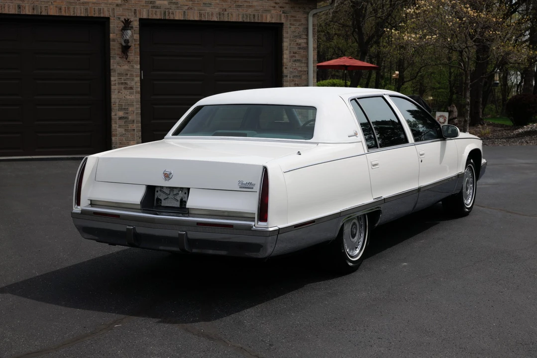 1995 Cadillac Fleetwood - Image 15 of 31
