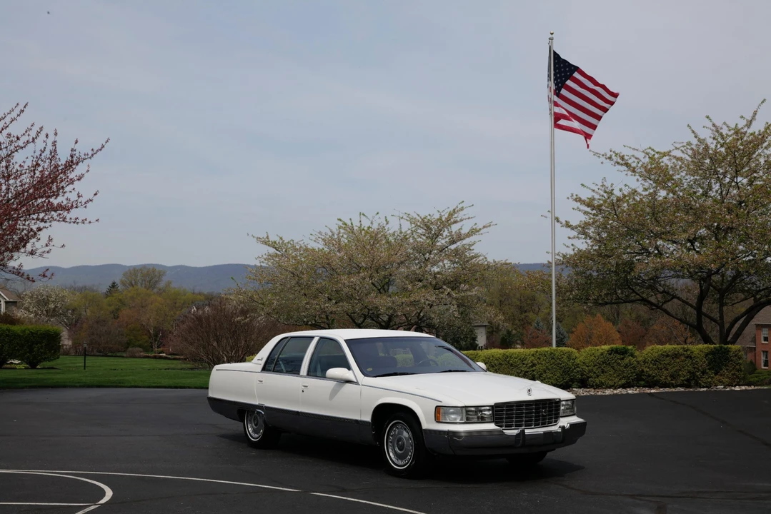 1995 Cadillac Fleetwood - Image 4 of 31
