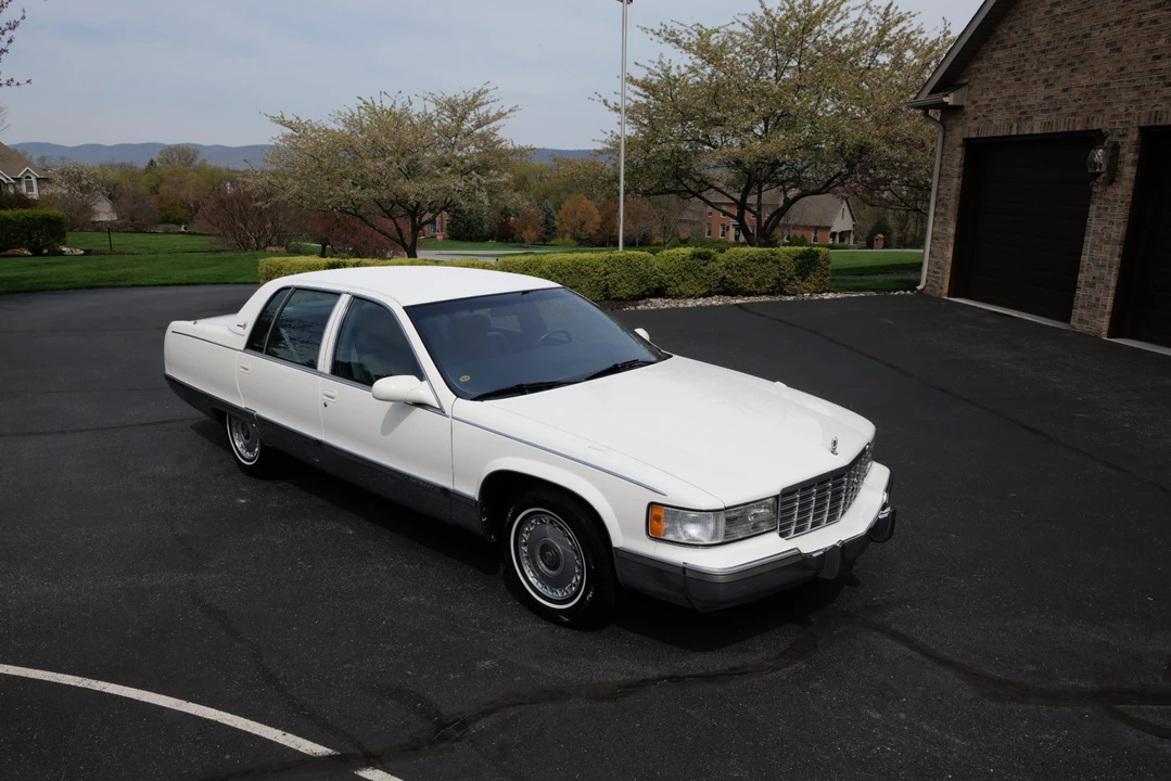 1995 Cadillac Fleetwood - Image 11 of 31