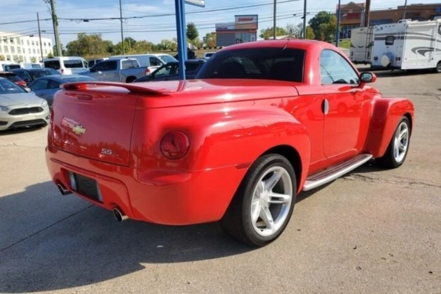 2004 Chevrolet SSR - Image 2 of 6
