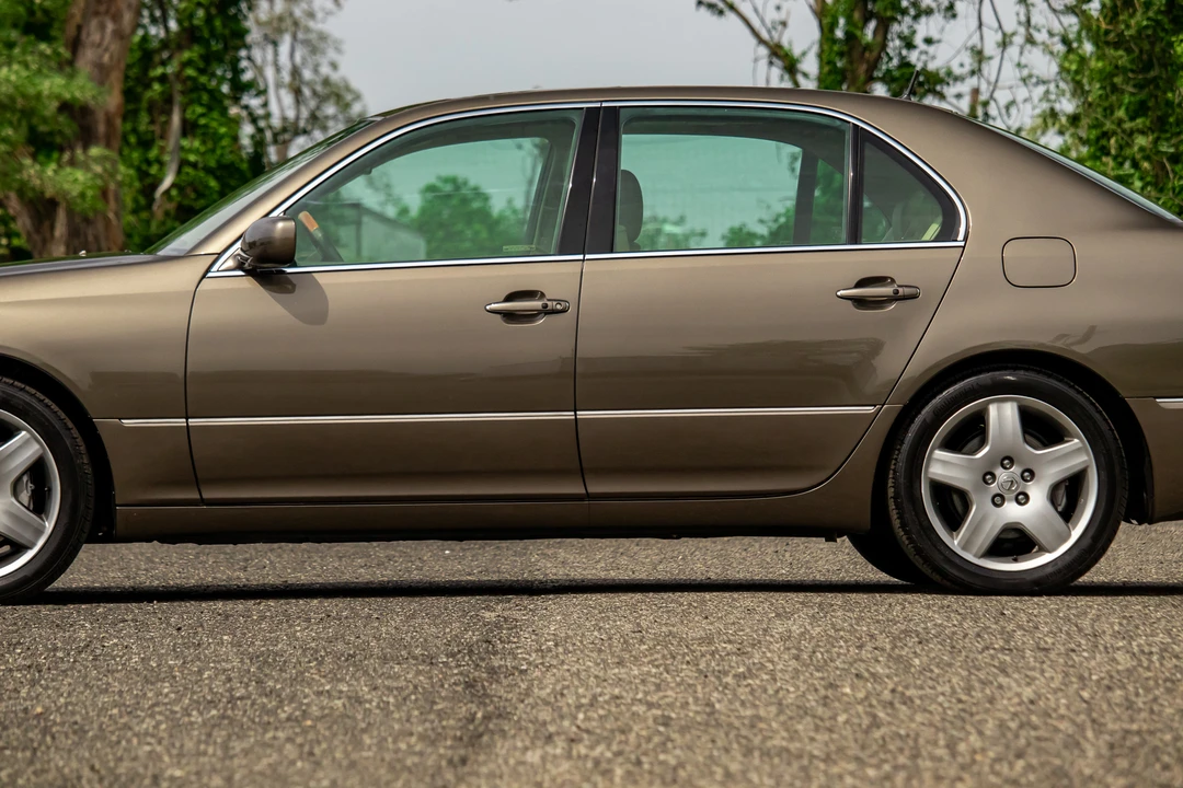 2005 Lexus LS 3rd Gen - Image 28 of 31