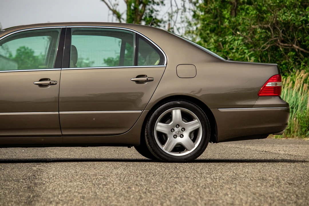 2005 Lexus LS 3rd Gen - Image 21 of 31
