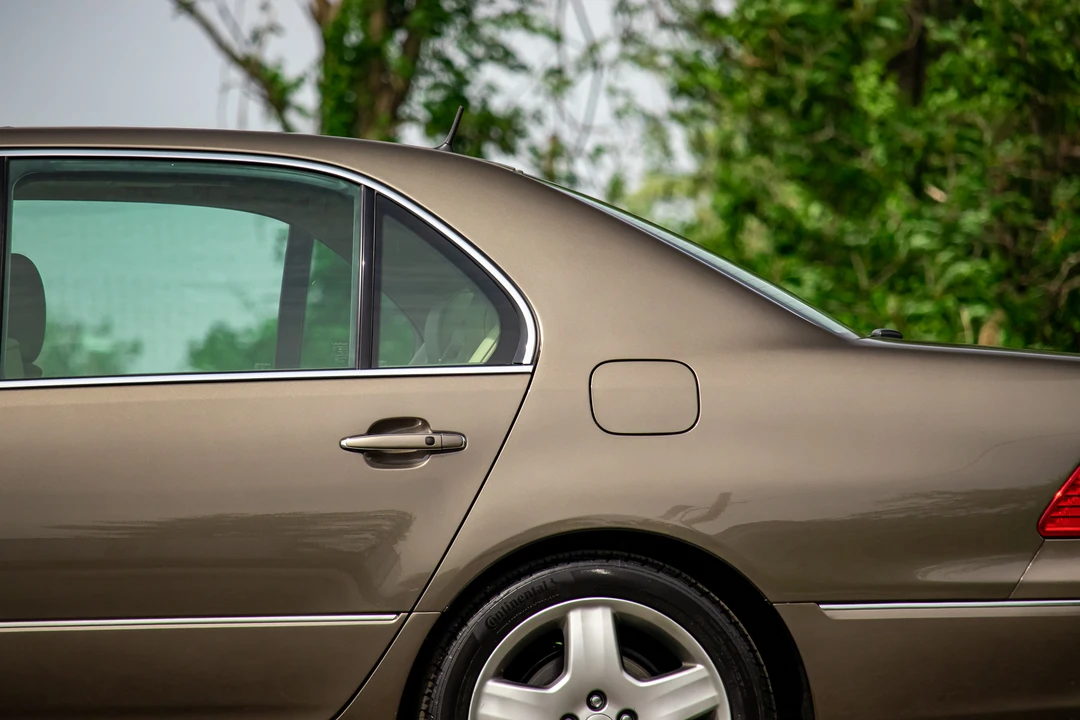 2005 Lexus LS 3rd Gen - Image 25 of 31