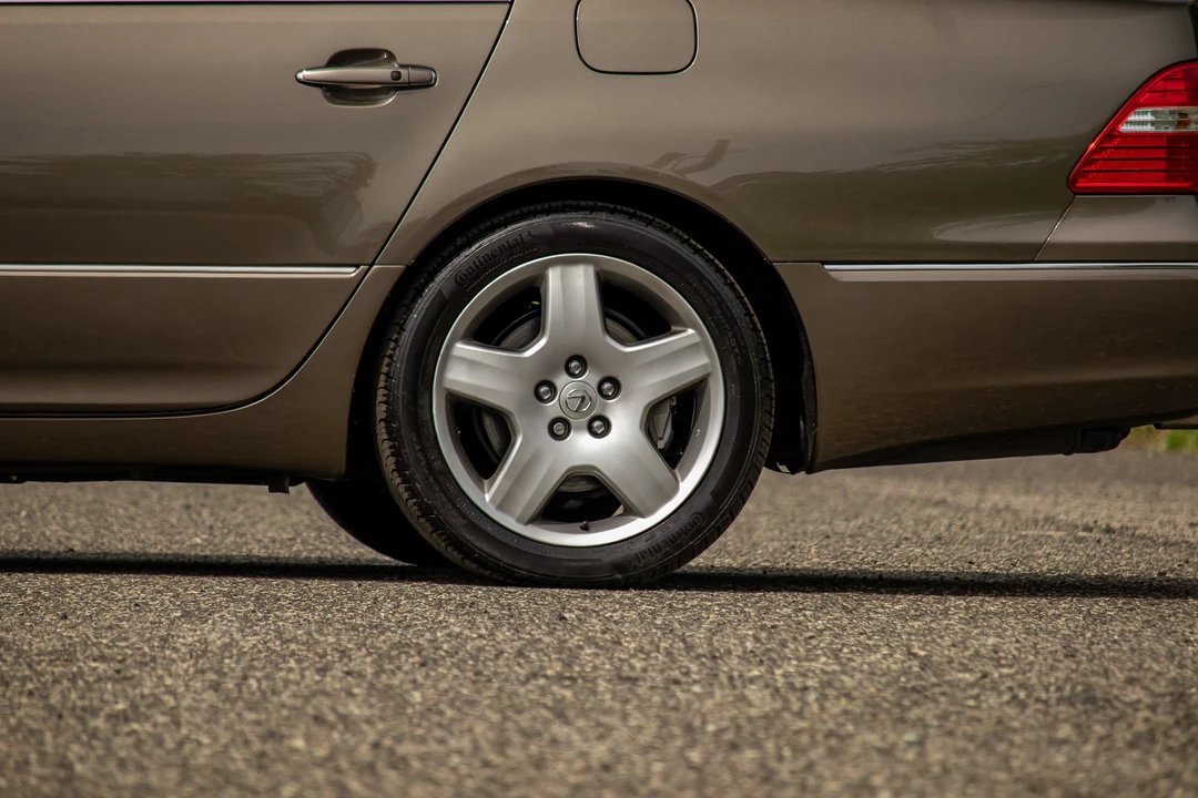 2005 Lexus LS 3rd Gen - Image 26 of 31