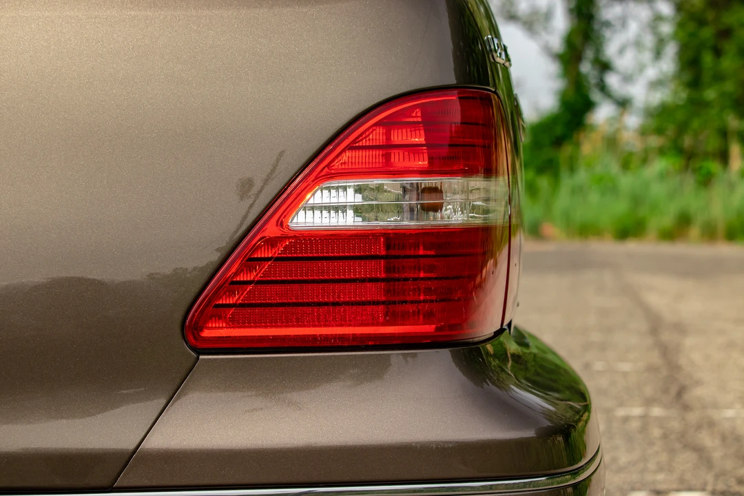 2005 Lexus LS 3rd Gen - Image 23 of 31