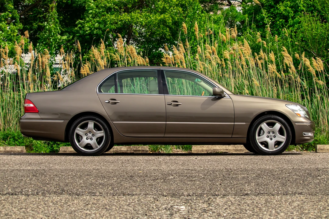 2005 Lexus LS 3rd Gen - Image 12 of 31