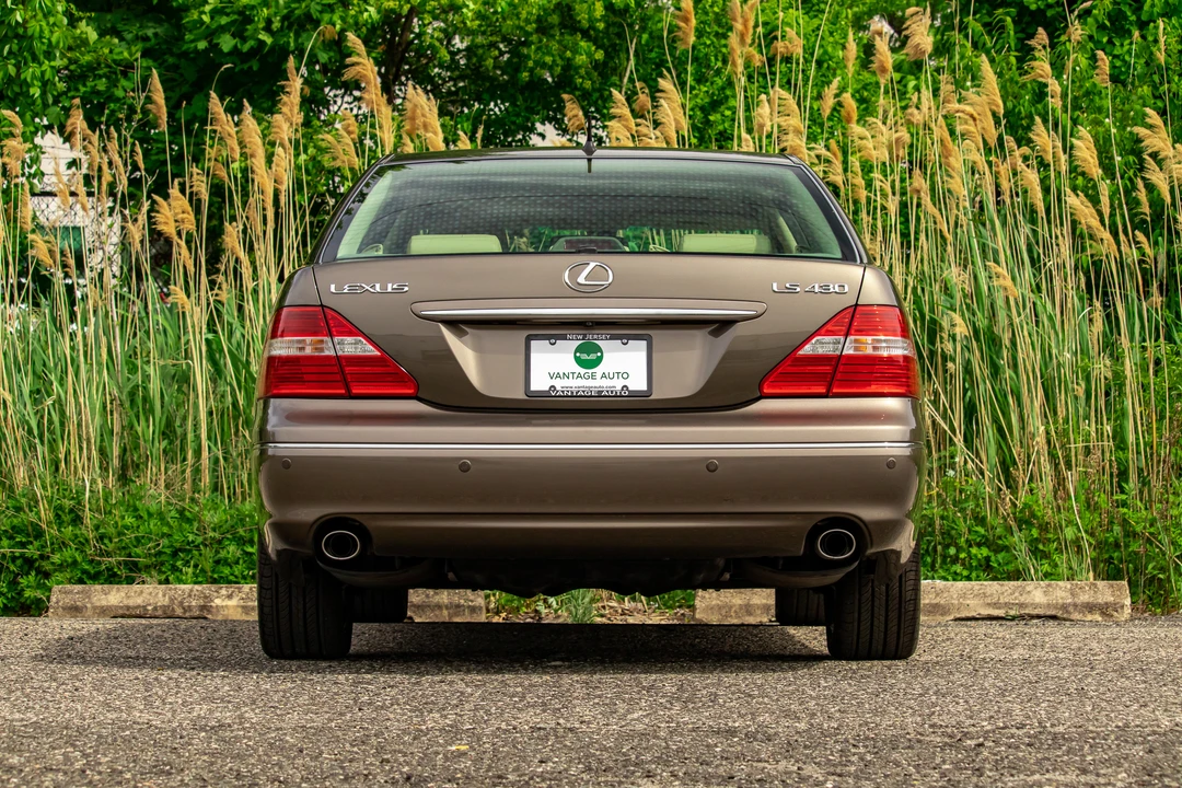 2005 Lexus LS 3rd Gen - Image 16 of 31