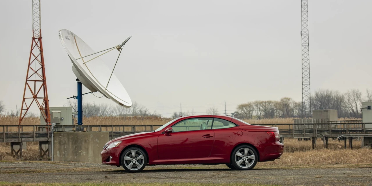 2010 Lexus IS 2nd Gen - Image 14 of 31