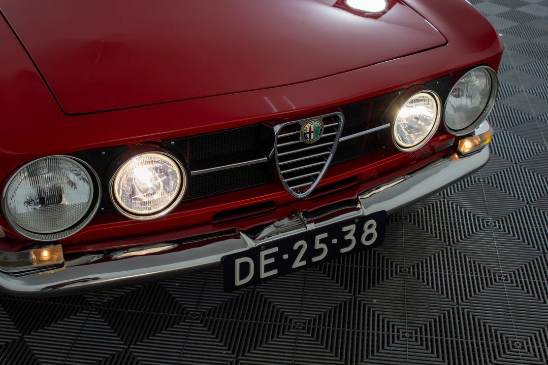 1968 Alfa Romeo 1750 GT Veloce - Image 13 of 31