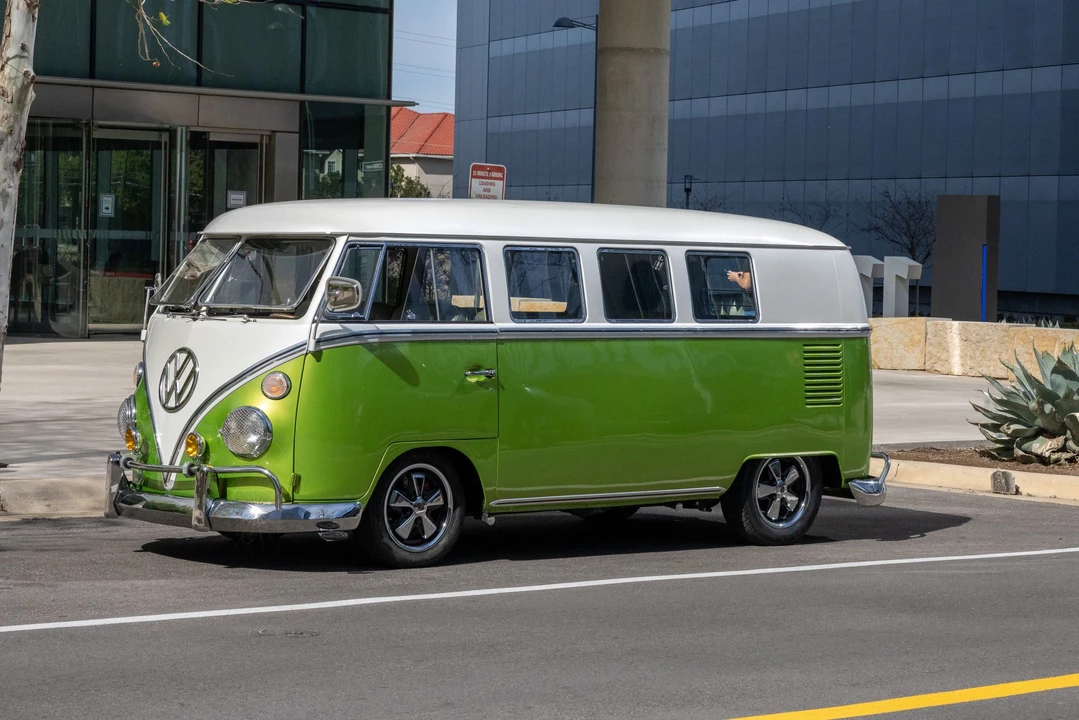 1965 Volkswagen Split-Window Bus - Image 2 of 31