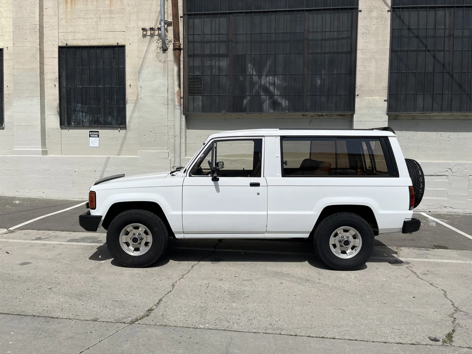 1986 Isuzu Trooper - Image 5 of 31