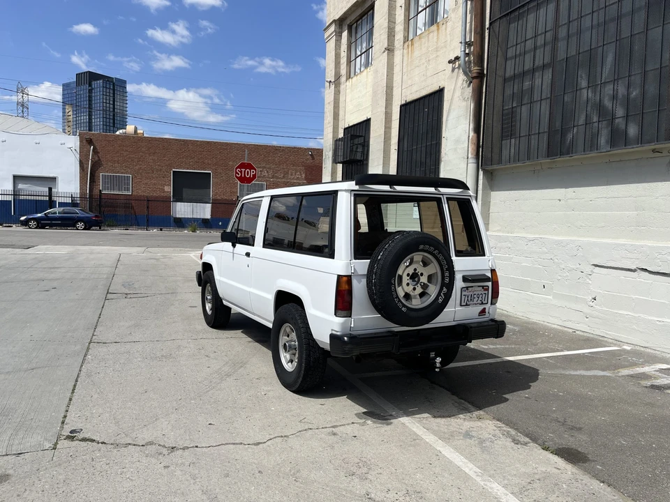 1986 Isuzu Trooper - Image 9 of 31