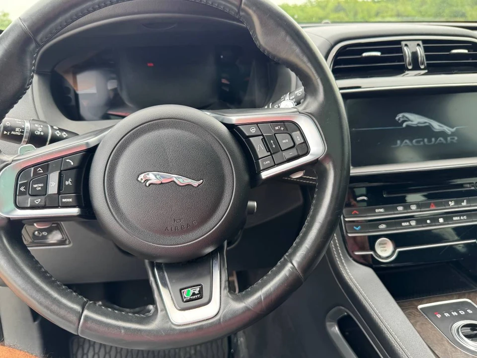 2020 Jaguar F-Pace - Image 21 of 24