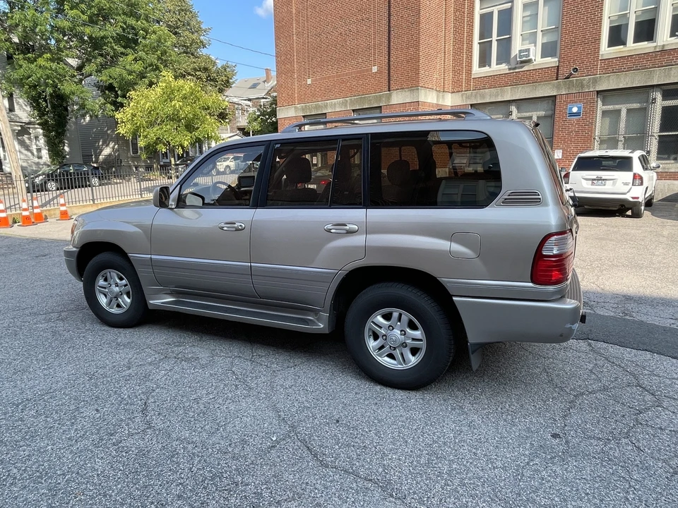 2000 Lexus LX 2nd Gen - Image 5 of 31