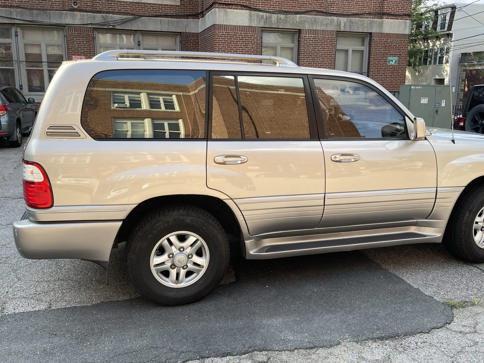 2000 Lexus LX 2nd Gen - Image 11 of 31