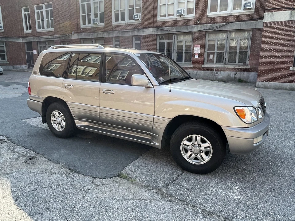 2000 Lexus LX 2nd Gen - Image 13 of 31
