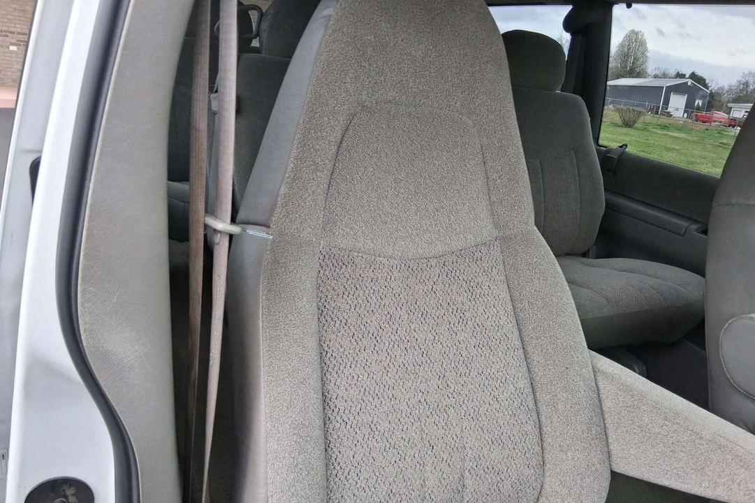 2004 Chevrolet Astro - Image 4 of 7