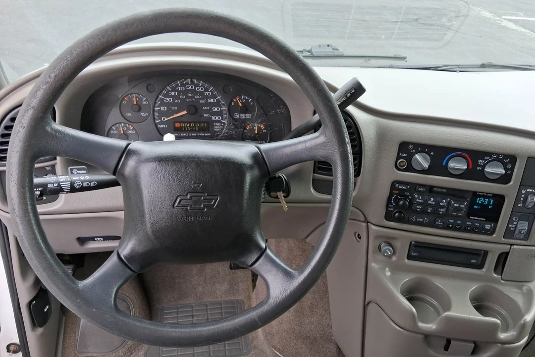 2004 Chevrolet Astro - Image 5 of 7