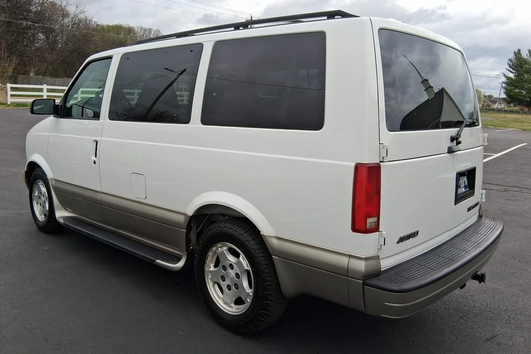 2004 Chevrolet Astro - Image 2 of 7