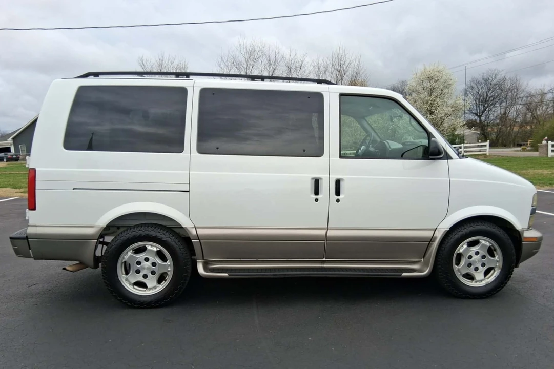 2004 Chevrolet Astro - Image 3 of 7