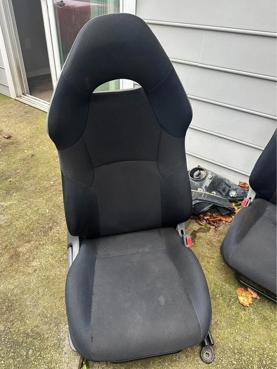 2000 Parts & Memorabilia Seats & Interior - Image 2 of 3