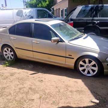 2000 323i BMW