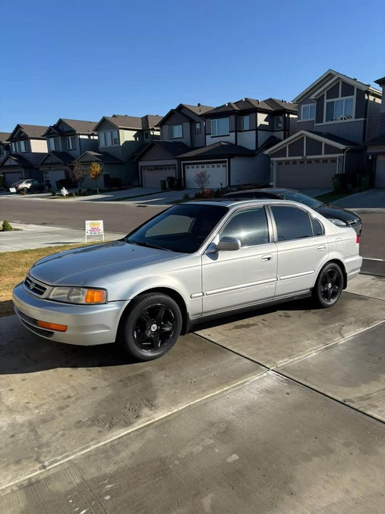 2000 Acura EL - Image 2 of 11