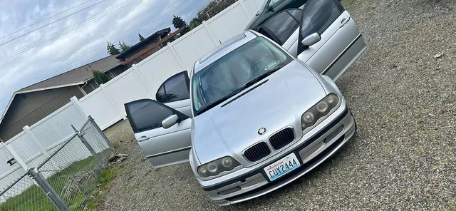 2000 BMW 3 Series 323i Sedan 4D