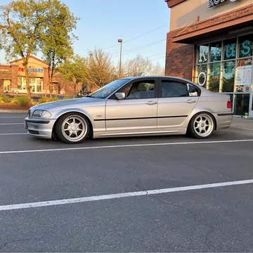 2000 BMW 323i Sedan 4D