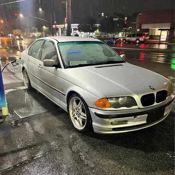 2000 BMW 323i Sedan
