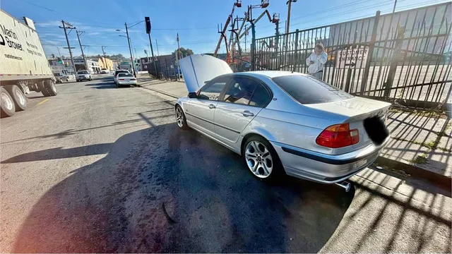 2000 BMW 323i Sedan