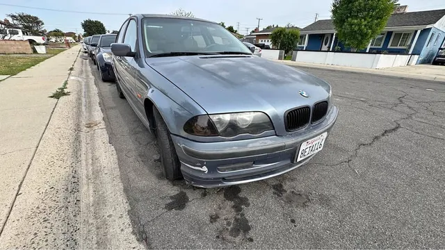 2000 BMW 323i Sedan