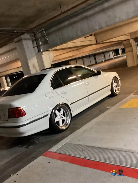 2000 BMW E39 540i - Image 2 of 3